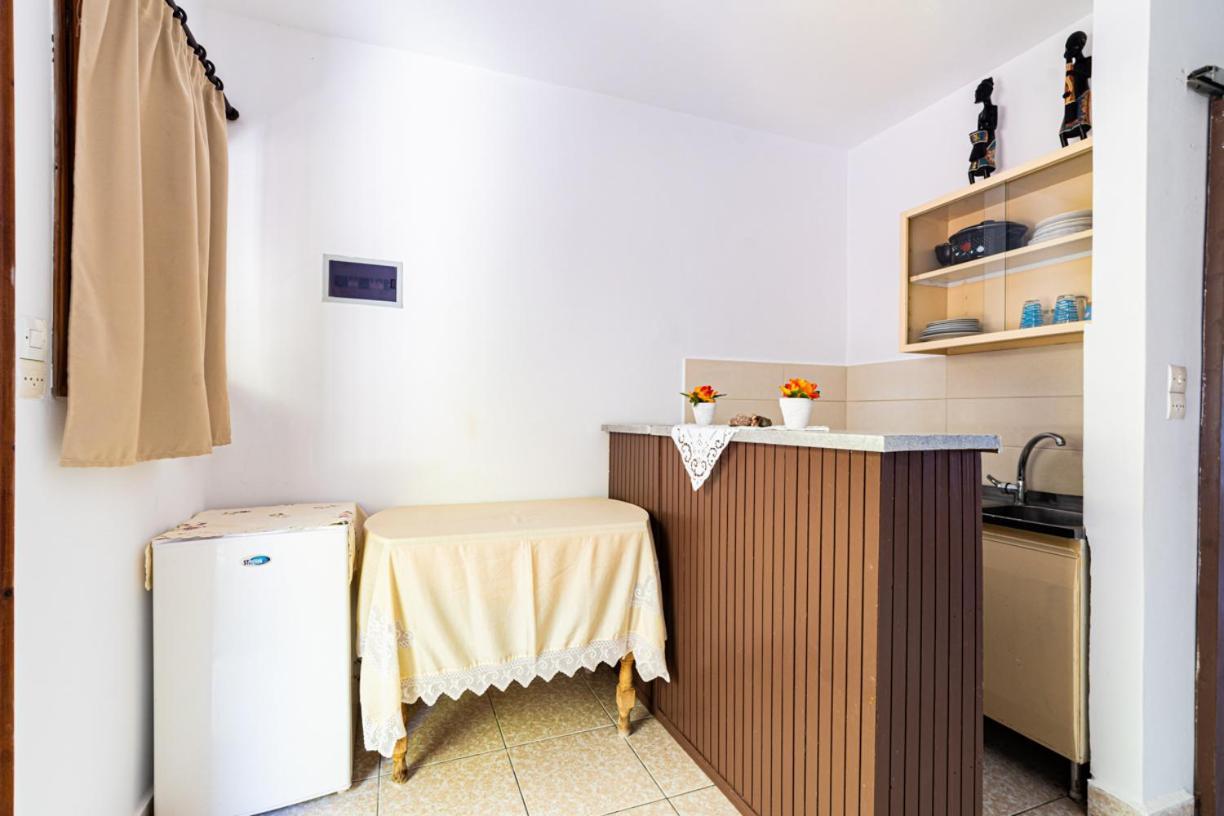 Lions Apartments Poros Town المظهر الخارجي الصورة