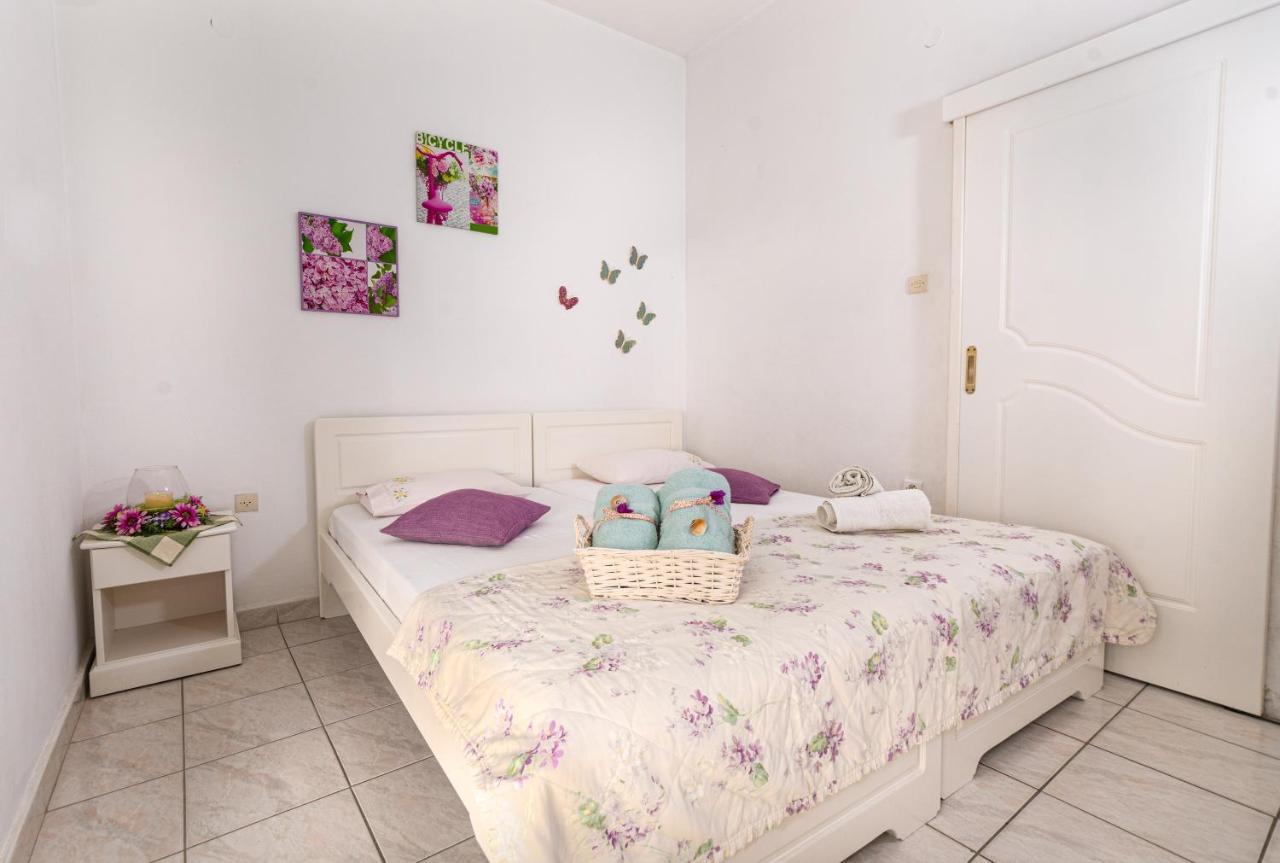 Lions Apartments Poros Town المظهر الخارجي الصورة