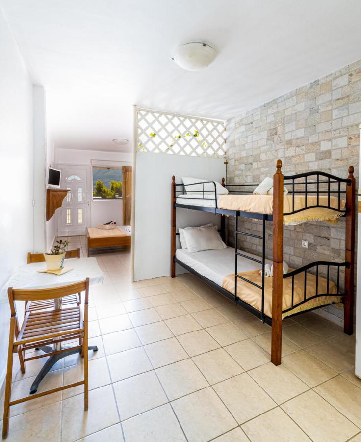Lions Apartments Poros Town المظهر الخارجي الصورة