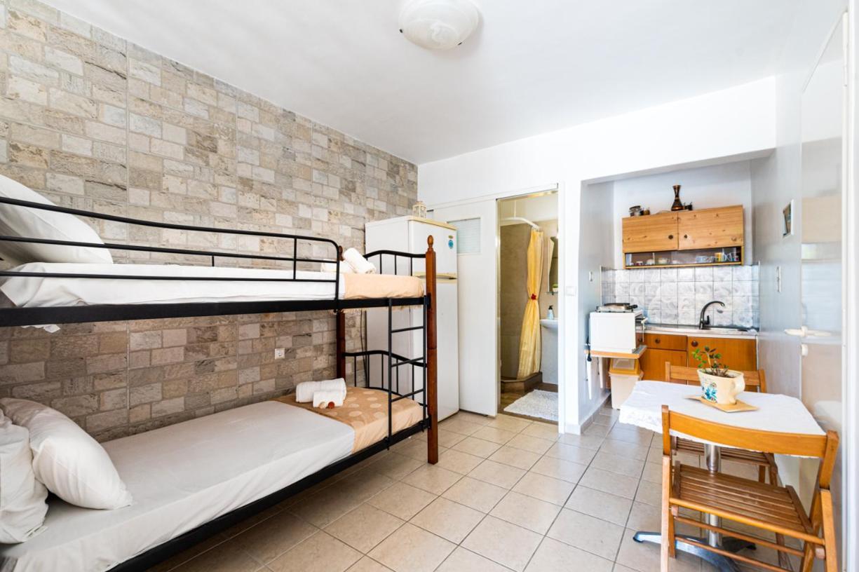 Lions Apartments Poros Town المظهر الخارجي الصورة