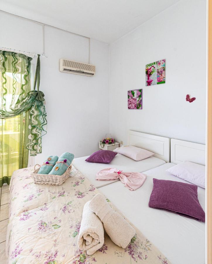 Lions Apartments Poros Town المظهر الخارجي الصورة